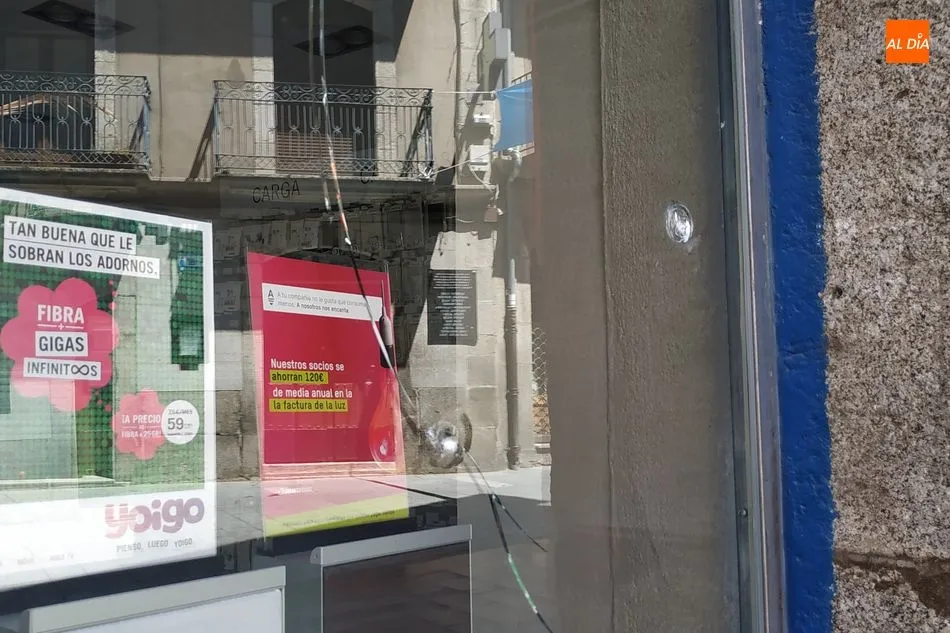 Foto 2 - Presuntos v&aacute;ndalos se ensa&ntilde;an con los escaparates de varios comercios bejaranos  