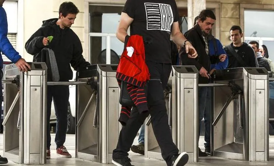 Un grupo de trabajadores ficha para entrar a la fábrica de Mercedes en Vitoria / El Norte