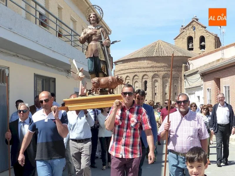 Vecinos de Villoria sacan en procesión a San Isidro Labrador