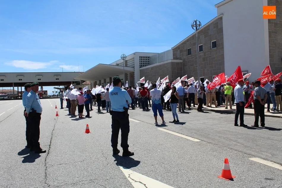 Foto 8 - Confaes&nbsp;y los sindicatos de Castilla y Le&oacute;n se suman a la lucha contra los peajes portugueses  