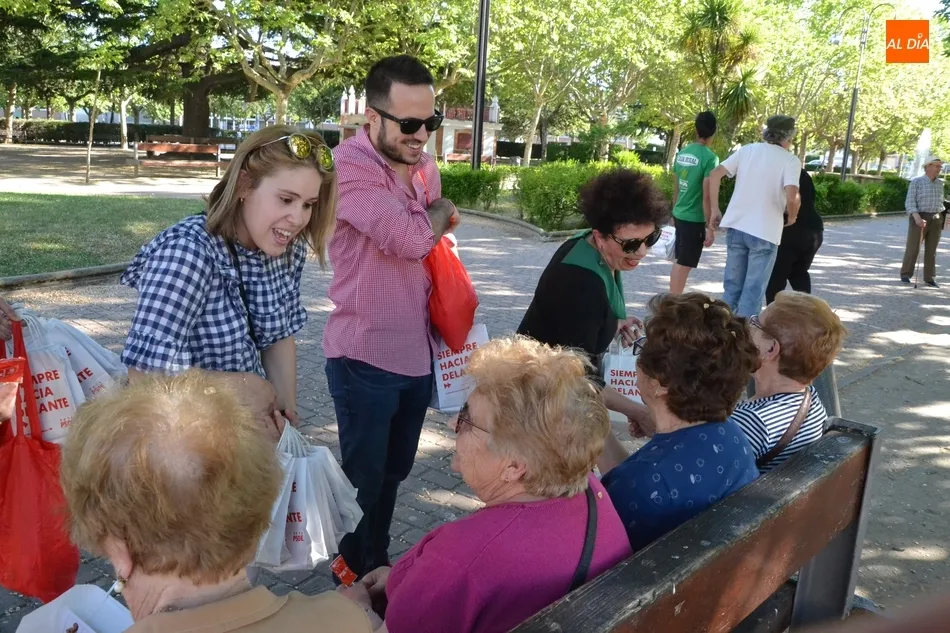 Foto 10 - Miembros del PSOE se acercan a La Glorieta a repartir propaganda electoral  