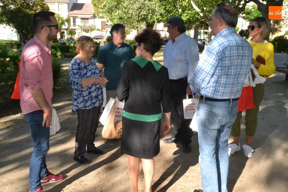 Foto 5 - Miembros del PSOE se acercan a La Glorieta a repartir propaganda electoral  