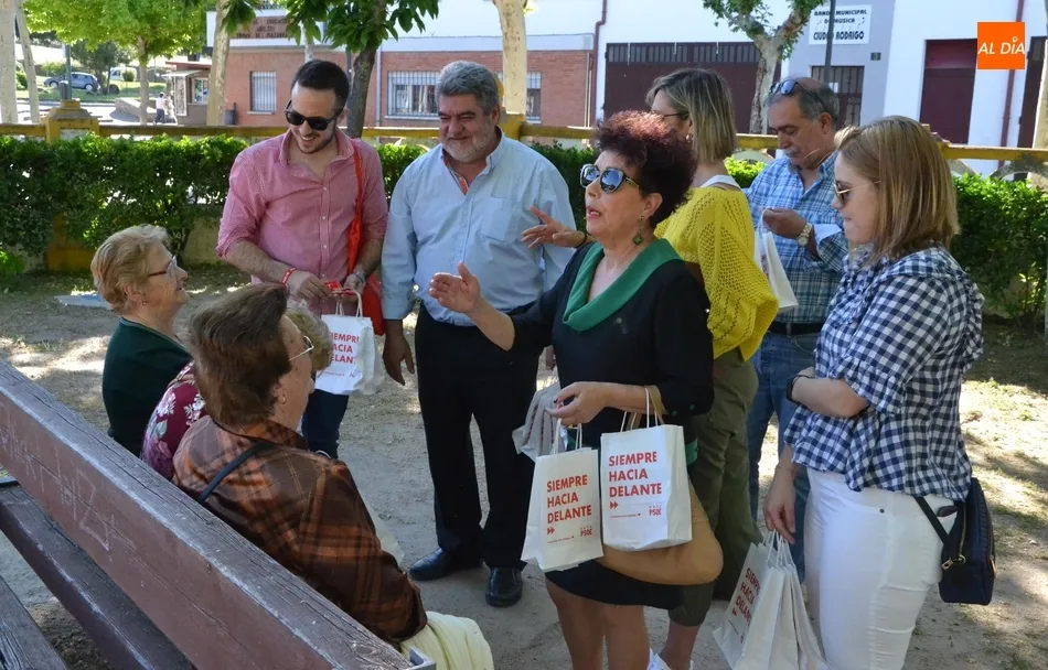 Miembros del PSOE se acercan a La Glorieta a repartir propaganda electoral  