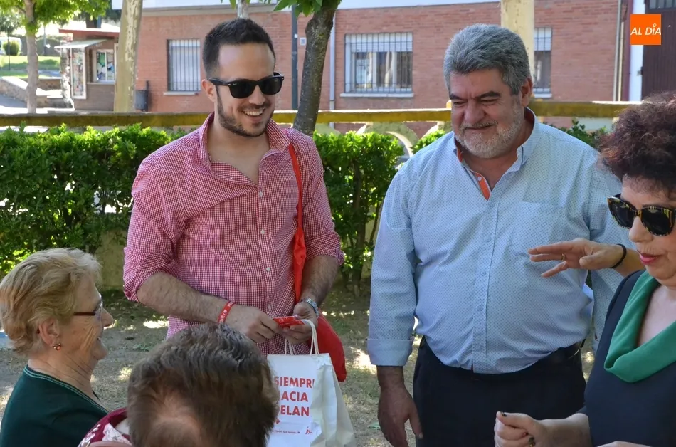 Foto 3 - Miembros del PSOE se acercan a La Glorieta a repartir propaganda electoral  
