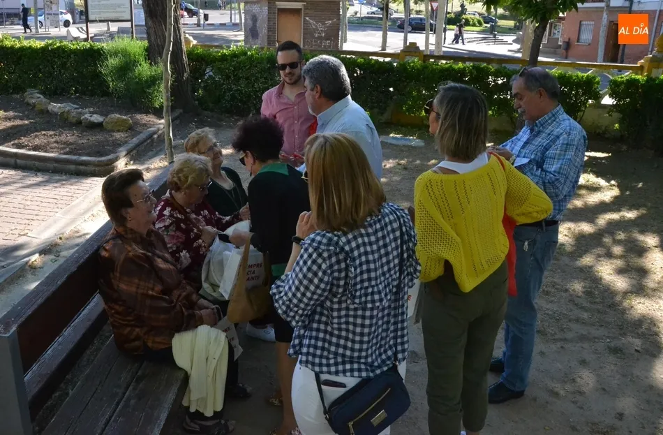 Foto 4 - Miembros del PSOE se acercan a La Glorieta a repartir propaganda electoral  