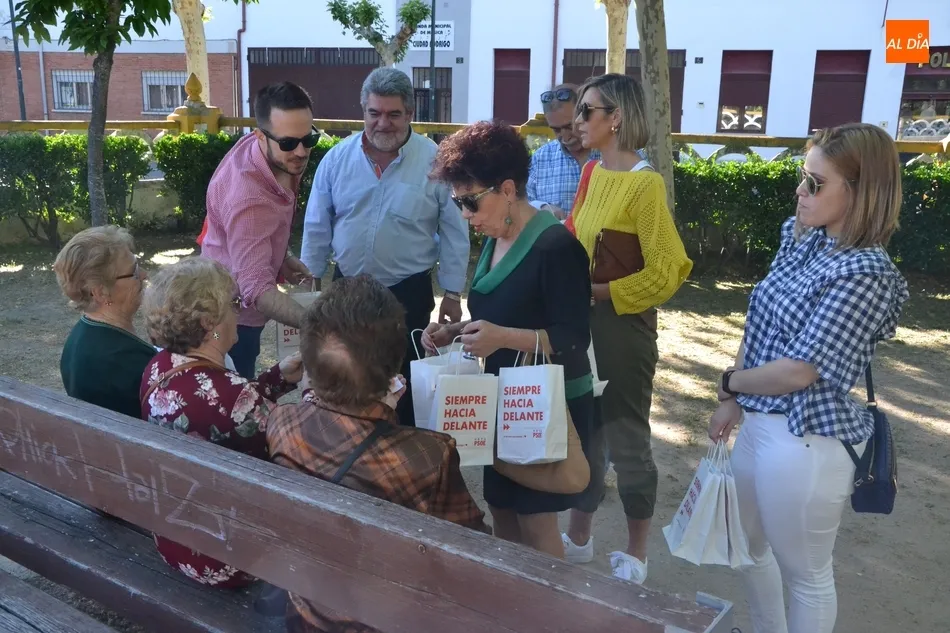 Foto 2 - Miembros del PSOE se acercan a La Glorieta a repartir propaganda electoral  