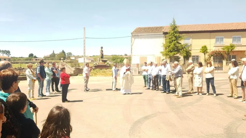 Foto 2 - Fuenteguinaldo honra a San Isidro Labrador en una jornada de altas temperaturas  