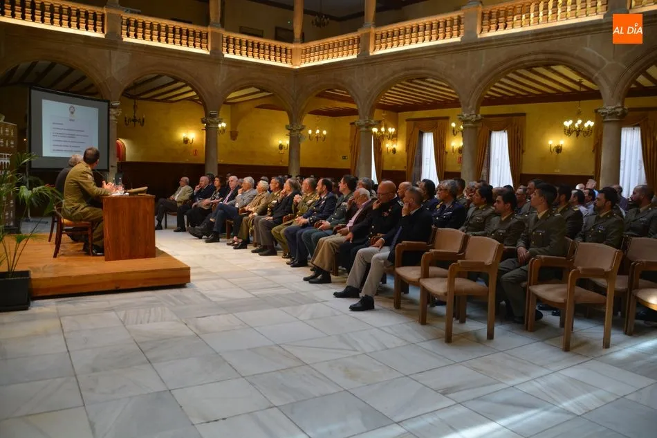 Foto 3 - El Casino acoge una charla sobre la historia del Regimiento de Especialidades de Ingenieros N&ordm; 11