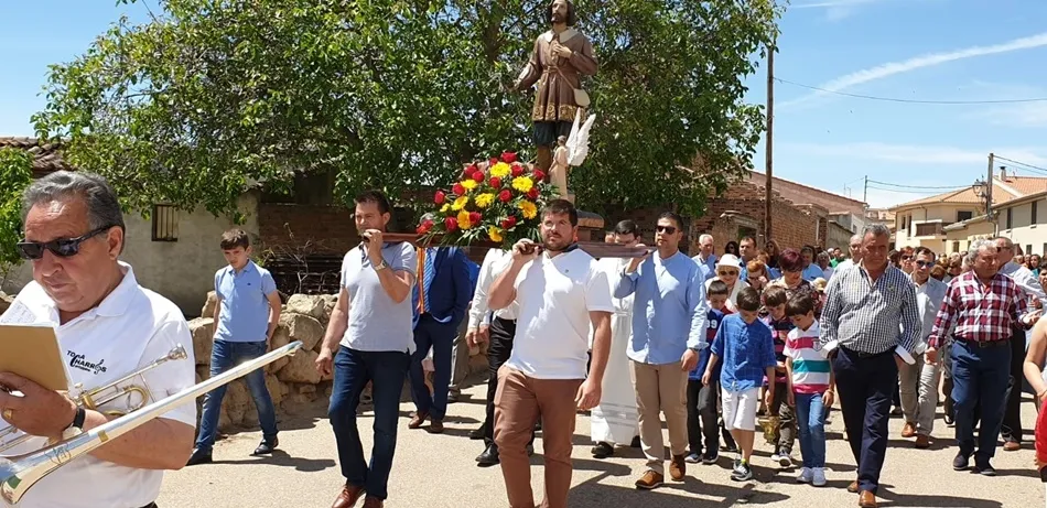 Numerosos vecinos se sumaron a la procesión