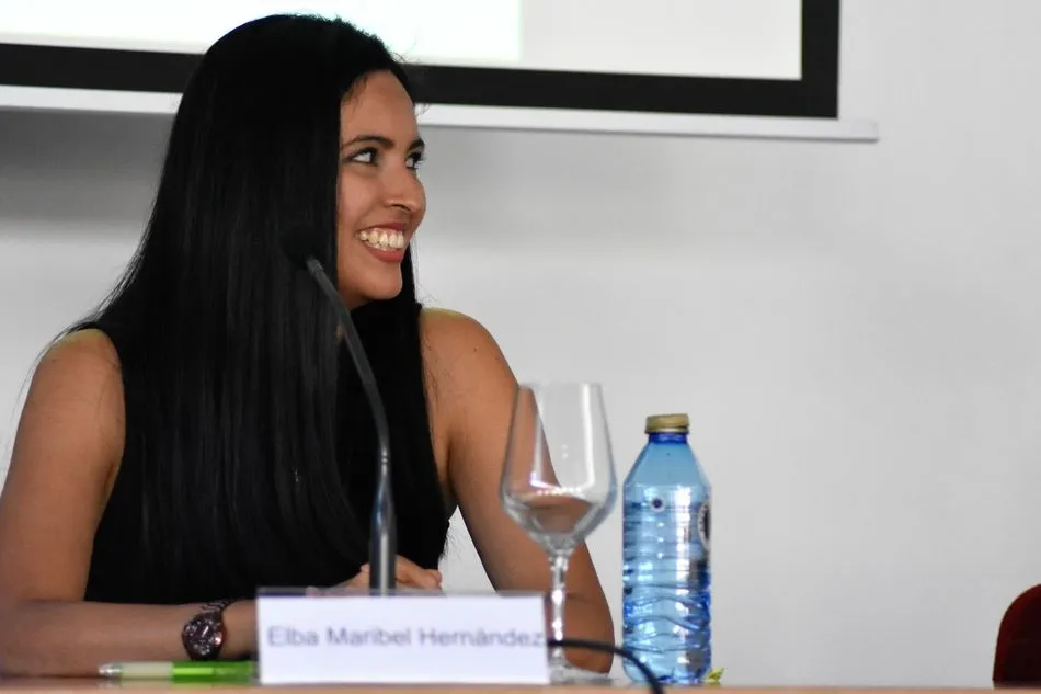 Foto 4 - Elba Maribel Hern&aacute;ndez Miranda, poes&iacute;a y m&uacute;sica en la Feria del Libro&nbsp;