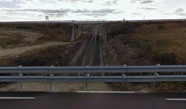 Vía férrea a su paso por Carpio de Azaba