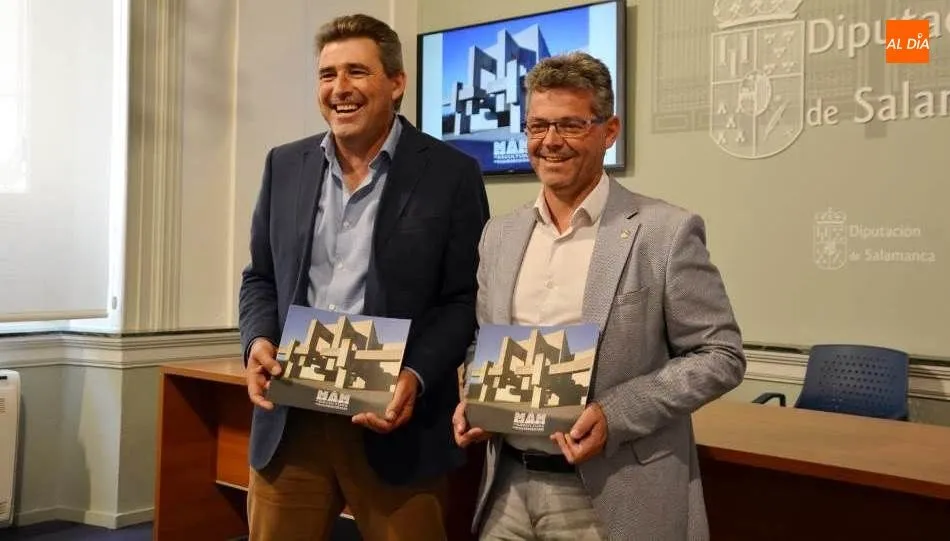 El diputado de Cultura, Julián Barrera, y Manuel Herández, alcalde de Doñinos de Salamanca. Foto de Lydia González