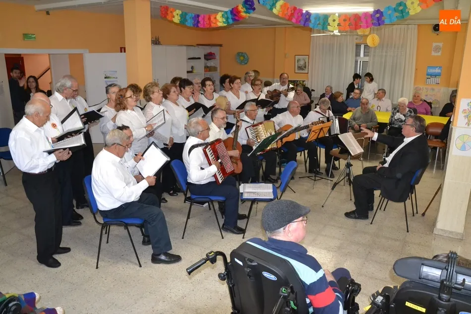 Foto 4 - La m&uacute;sica y el baile presiden la Fiesta de Mayo de la Residencia Mixta  