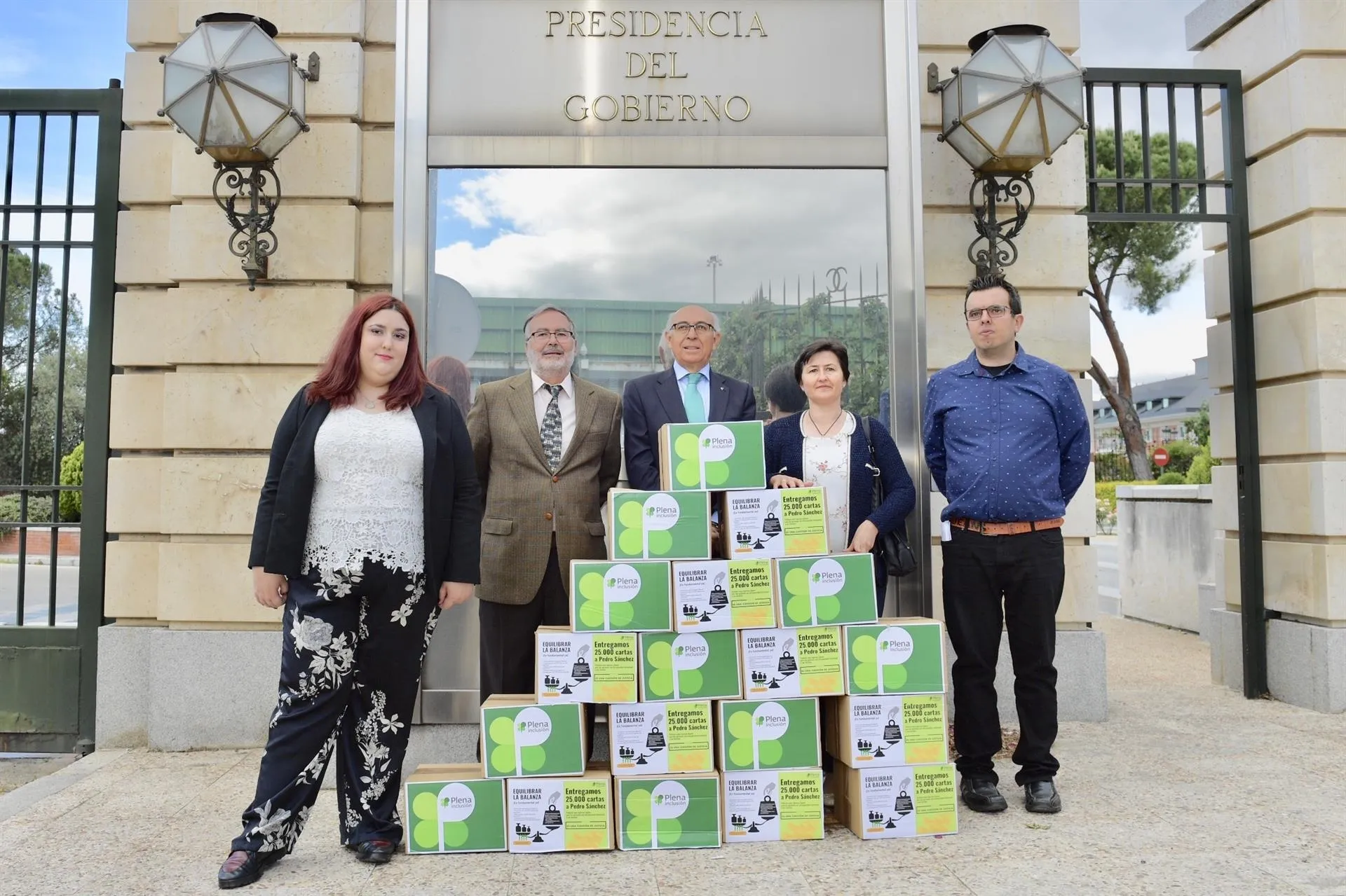 Momento de la entrega de las firmas / Europa Press