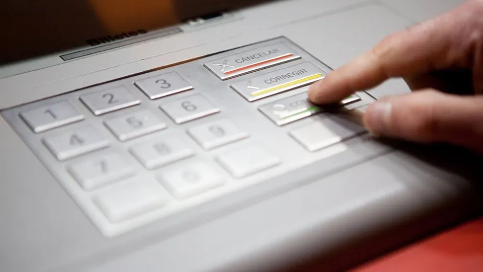 Cajero oficina bancaria.