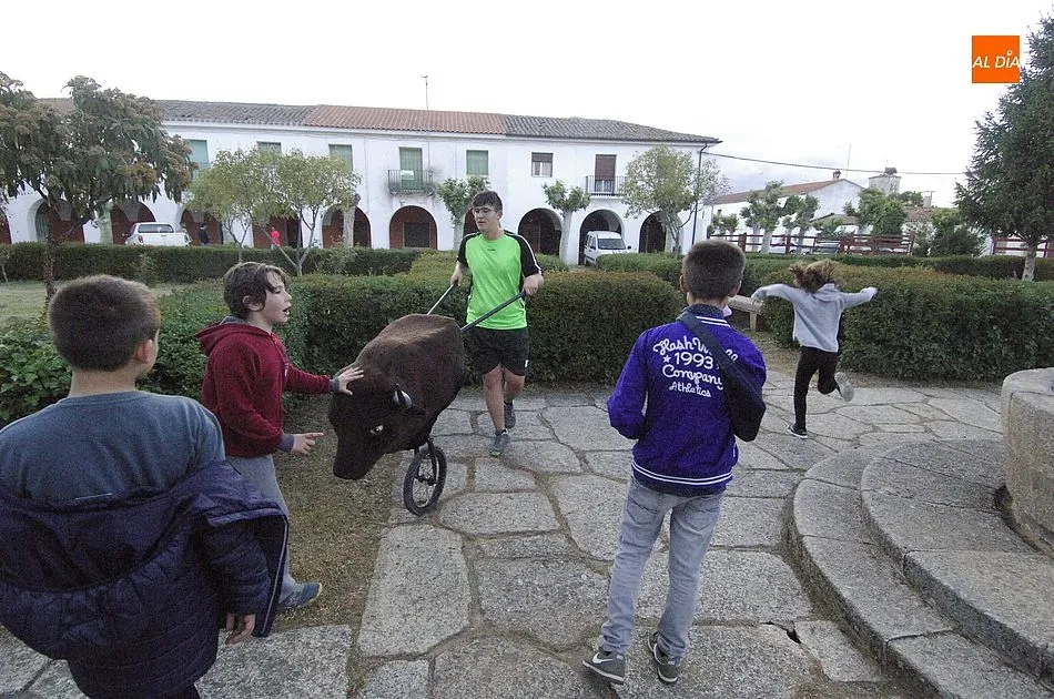 Foto 10 - Ni&ntilde;os y j&oacute;venes protagonizan los primeros minutos de las fiestas de &Aacute;gueda  