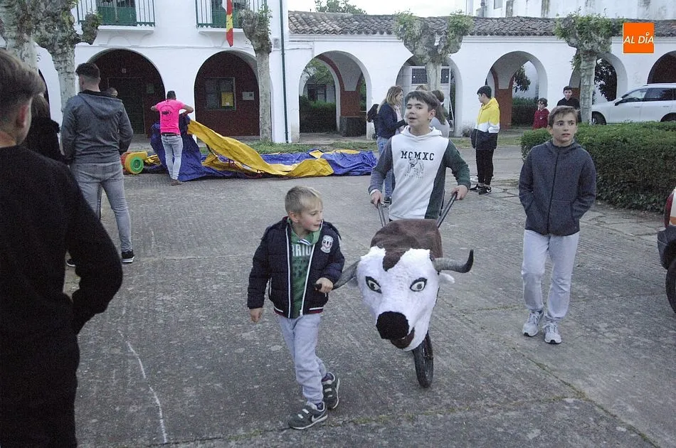 Foto 8 - Ni&ntilde;os y j&oacute;venes protagonizan los primeros minutos de las fiestas de &Aacute;gueda  