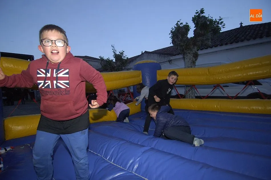 Foto 2 - Ni&ntilde;os y j&oacute;venes protagonizan los primeros minutos de las fiestas de &Aacute;gueda  