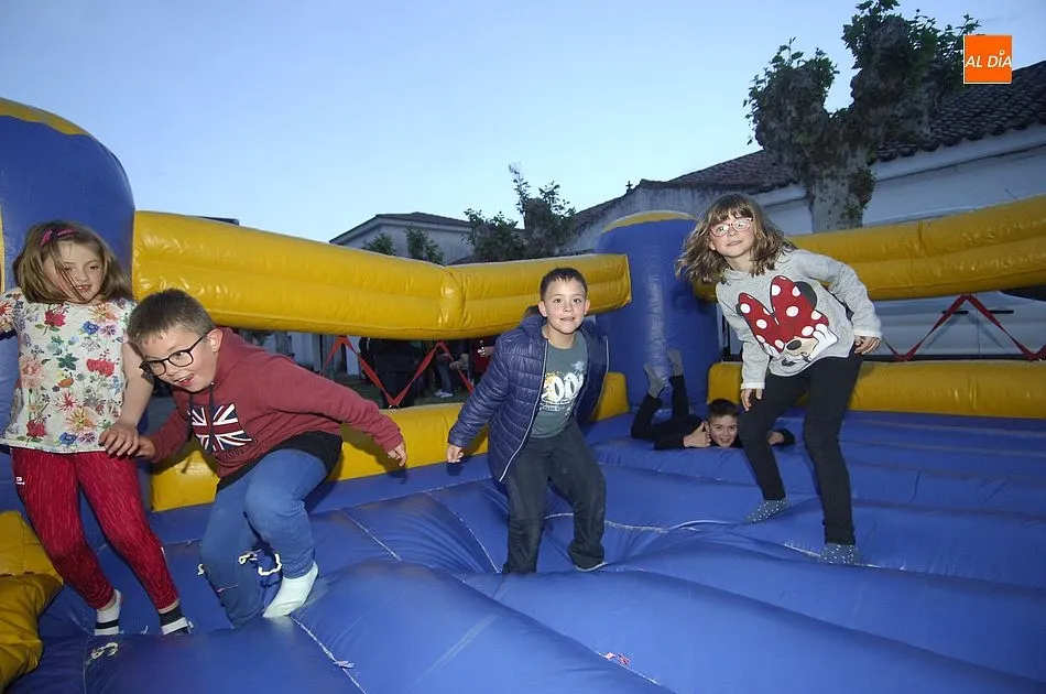 Foto 5 - Ni&ntilde;os y j&oacute;venes protagonizan los primeros minutos de las fiestas de &Aacute;gueda  