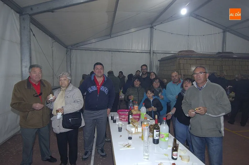 Foto 10 - Los vecinos de Carpio de Azaba abren el fin de semana festivo degustando una parrillada  