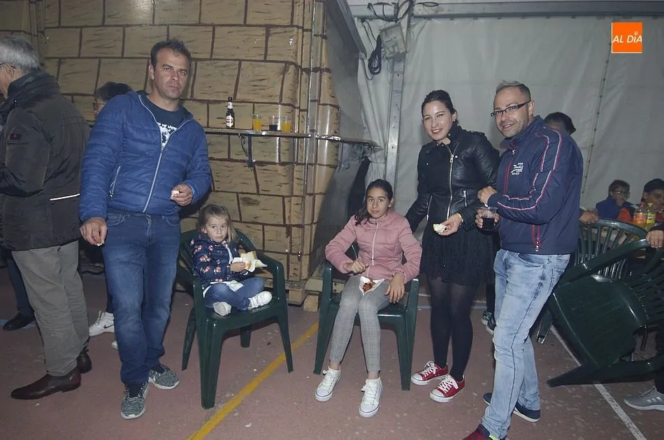 Foto 7 - Los vecinos de Carpio de Azaba abren el fin de semana festivo degustando una parrillada  