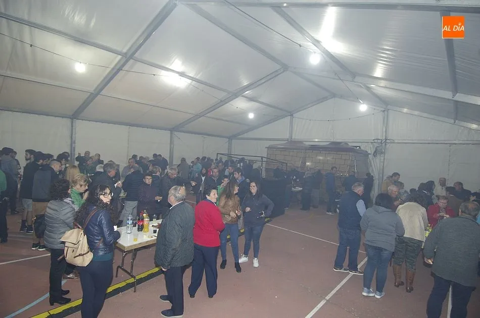Foto 3 - Los vecinos de Carpio de Azaba abren el fin de semana festivo degustando una parrillada  