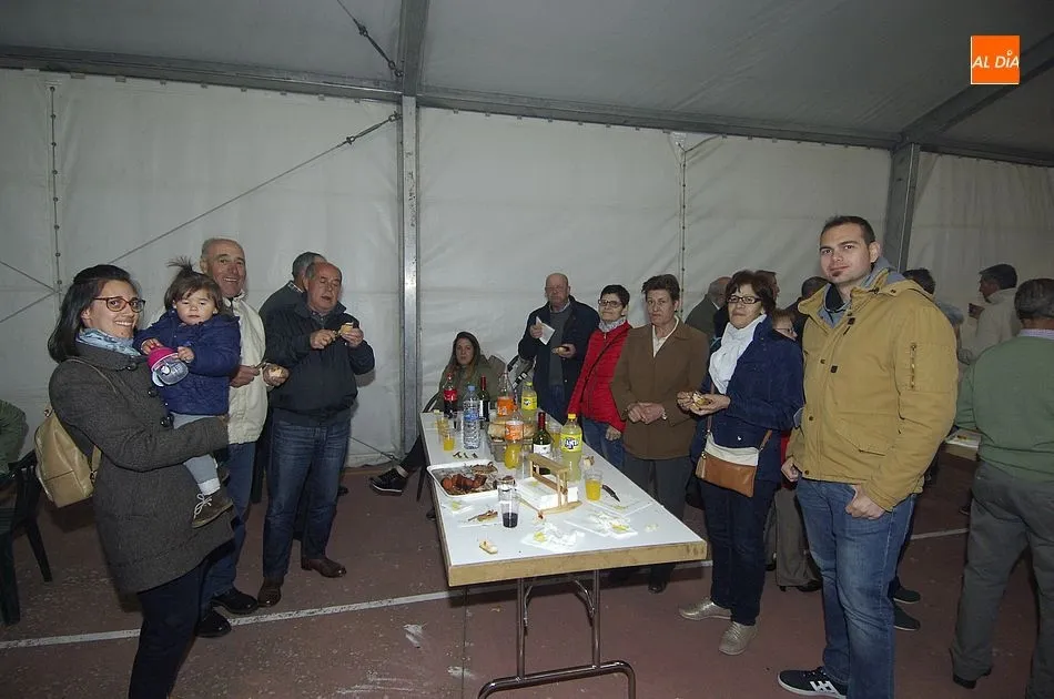 Foto 5 - Los vecinos de Carpio de Azaba abren el fin de semana festivo degustando una parrillada  