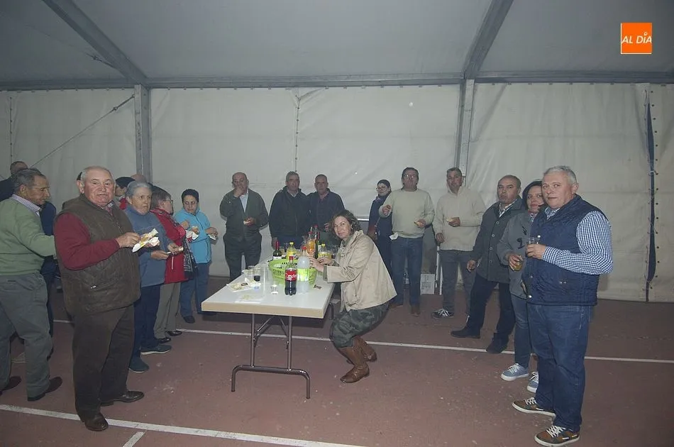 Foto 4 - Los vecinos de Carpio de Azaba abren el fin de semana festivo degustando una parrillada  
