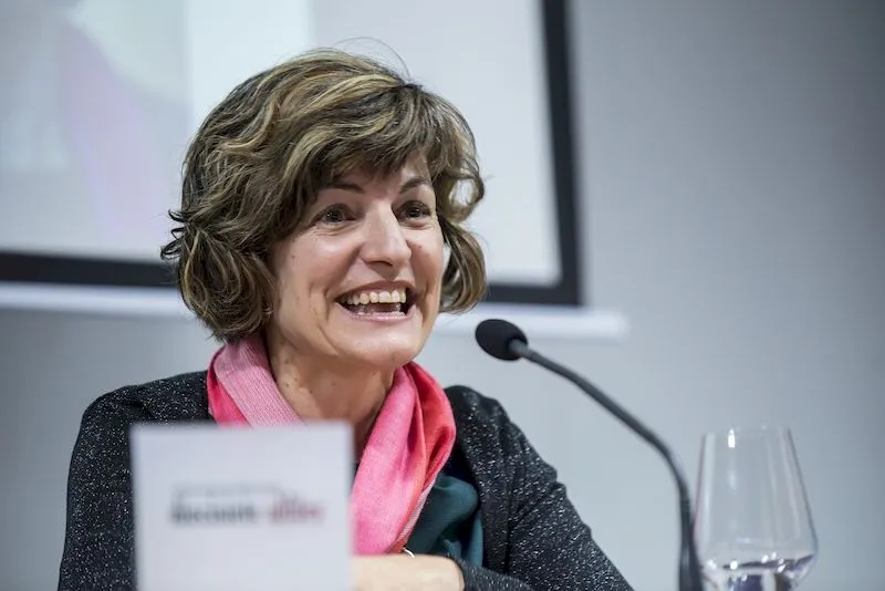 Foto 4 - &Aacute;ngeles P&eacute;rez L&oacute;pez en la Feria del Libro, la breve densidad del haik&uacute;  