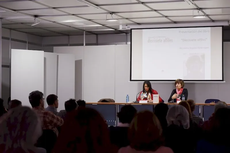Foto 2 - &Aacute;ngeles P&eacute;rez L&oacute;pez en la Feria del Libro, la breve densidad del haik&uacute;  