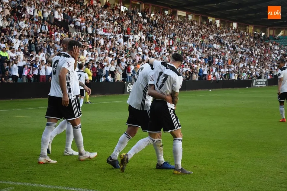 El Salamanca UDS celebra un gol en un Helmántico abarrotado