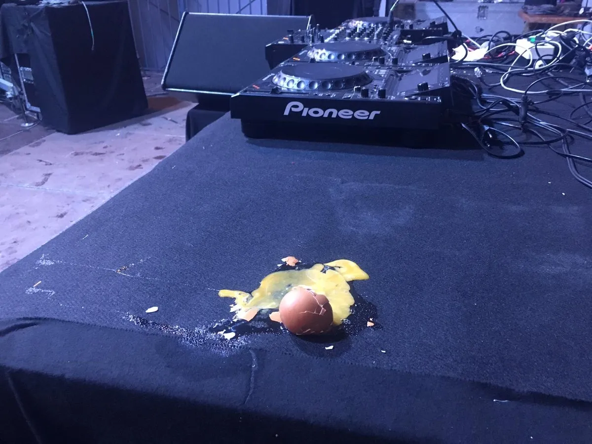 Marta Sánchez abandonó el concierto después de que le lanzasen huevos / Europa Press