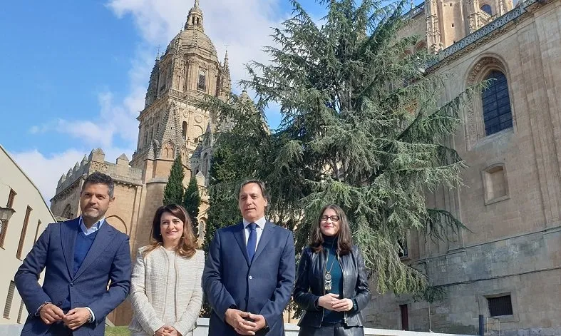 García Carbayo junto a su equipo durante la presentación de las medidas