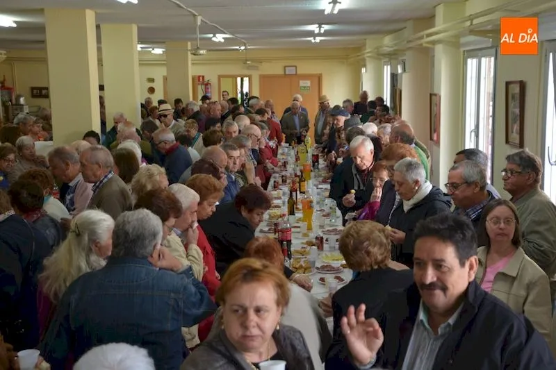 Celebración en el Hogar de Mayores de Pizarrales / Lydia González