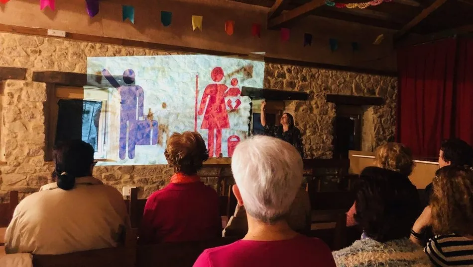 La charla tuvo lugar en el edificio multiusos y corrió a cargo de la Consultora AO