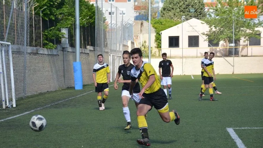 Acción en un partido de fútbol base disputado esta mañana / Lydia González