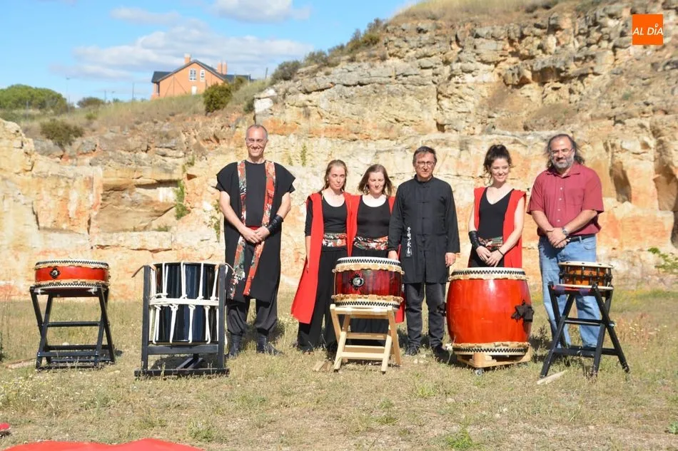 El artista Miguel Elías junto a los percusionistas de tambores japoneses