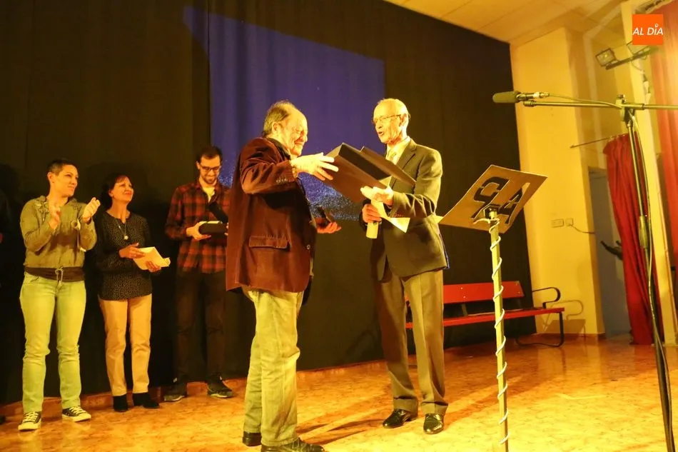 Foto 9 - El Barrac&oacute;n obtiene el premio a la Mejor obra&nbsp;en el III Certamen de Teatro Villa de Lumbrales  