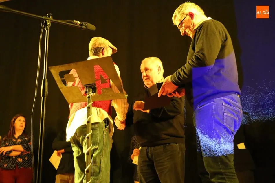 Foto 5 - El Barrac&oacute;n obtiene el premio a la Mejor obra&nbsp;en el III Certamen de Teatro Villa de Lumbrales  