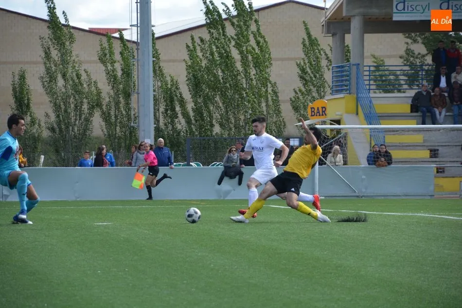 Foto 9 - El Ribert pierde parte de sus opciones de ser segundo en el a&ntilde;adido ante el Salamanca UDS &lsquo;B&rsquo;...