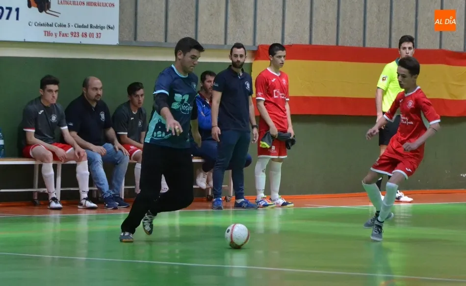 Foto 3 - [M 18|19 MAYO] Un gol sobre la bocina deja sin victoria al III Juvenil, que no aprovech&oacute; 2 dobles  