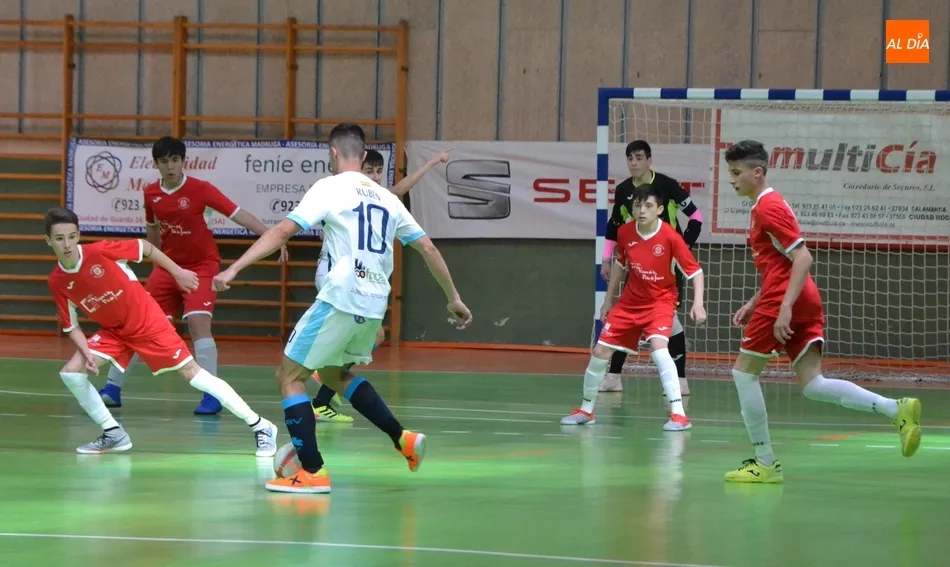 Foto 4 - [M 18|19 MAYO] Un gol sobre la bocina deja sin victoria al III Juvenil, que no aprovech&oacute; 2 dobles  