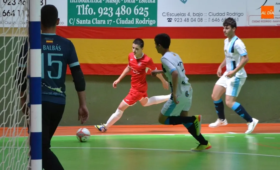 Foto 2 - [M 18|19 MAYO] Un gol sobre la bocina deja sin victoria al III Juvenil, que no aprovech&oacute; 2 dobles  