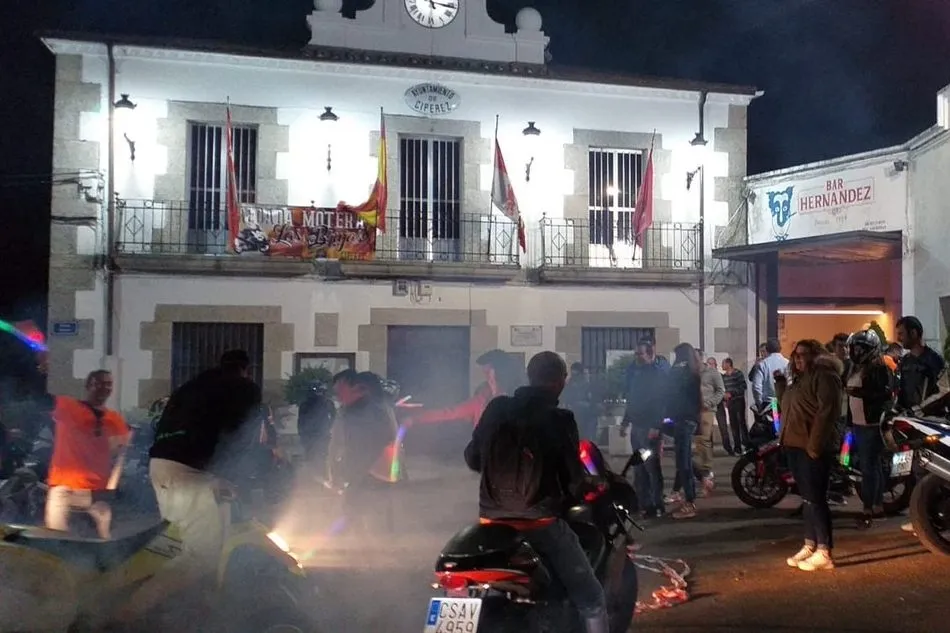 Foto 2 - Cip&eacute;rez se impregna de olor a gasolina y a rueda quemada  