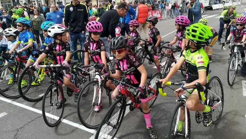Participantes en vuelta ciclista celebrada en Carbajosa