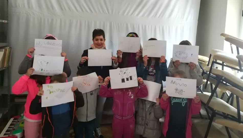 Niños de Yecla de Yeltes con la directora de estas actividades, Adafrancys Salazar