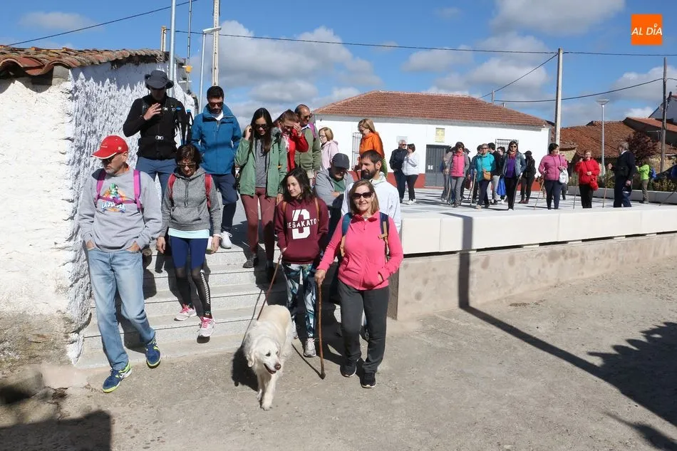 Foto 6 - Un centenar de caminantes marchan en busca de la primavera