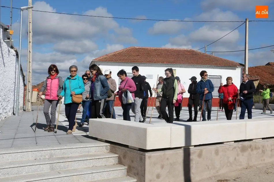 Foto 3 - Un centenar de caminantes marchan en busca de la primavera