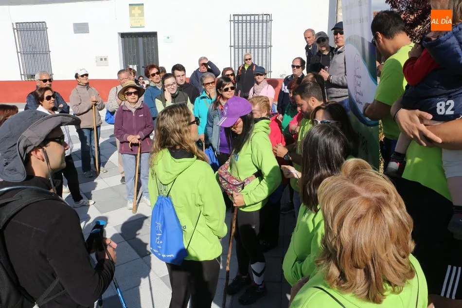 Foto 2 - Un centenar de caminantes marchan en busca de la primavera