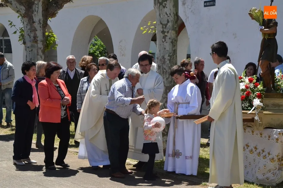 Foto 4 - San Isidro Labrador completa en &Aacute;gueda su tour procesional  